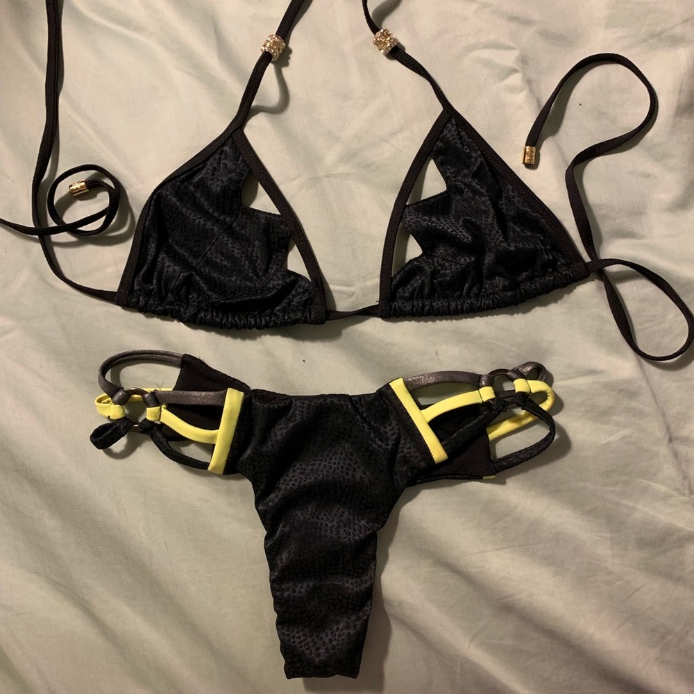 Beach Bunny Swimwear, Bronze collection black👙